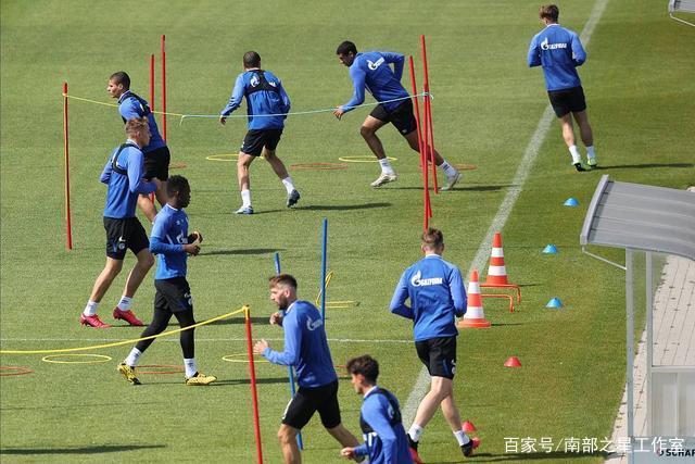 32岁内马尔沙特躺平 36岁莱万西甲拼命15场进17球